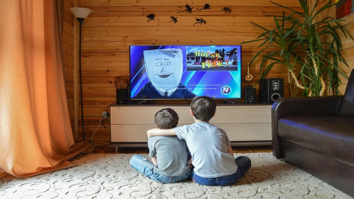 Deux enfants entrain de regarder la télévision : Image retenue pour représenter le site